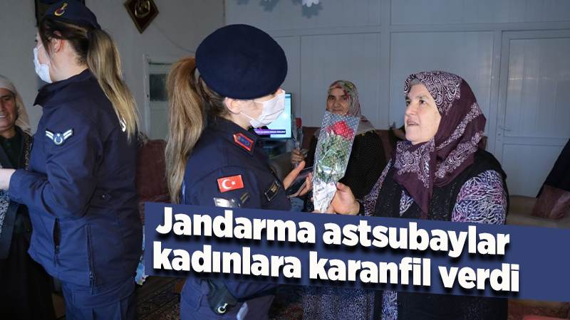 Jandarma astsubaylar kadınlara karanfil verdi