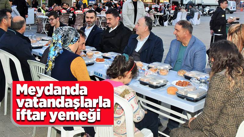 Meydanda vatandaşlarla iftar 