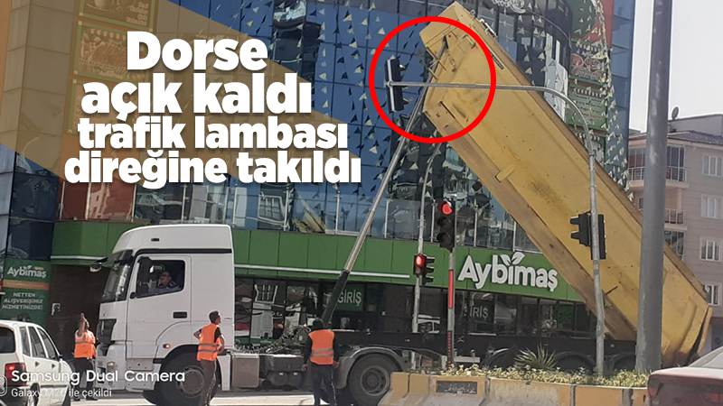 Dorsesi açık kalan kamyon, trafik lambasına takıldı