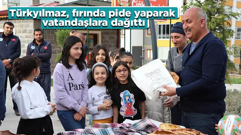 Türkyılmaz, fırında pide yaparak vatandaşlara dağıttı