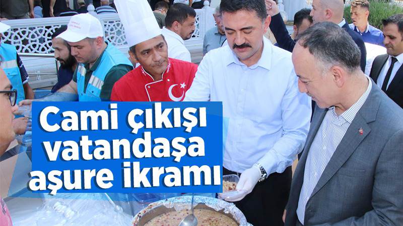 Cami çıkışı vatandaşa aşure ikramı