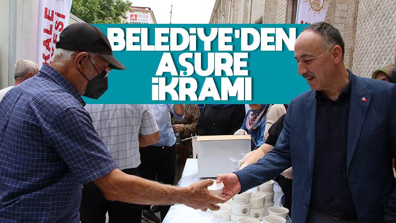 Belediyeden vatandaşlara aşure ikramı 