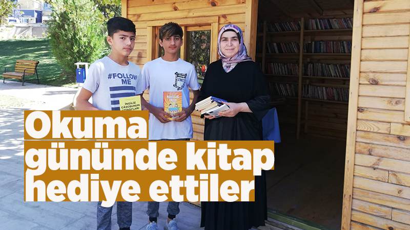 Okuma gününde kitap hediye ettiler