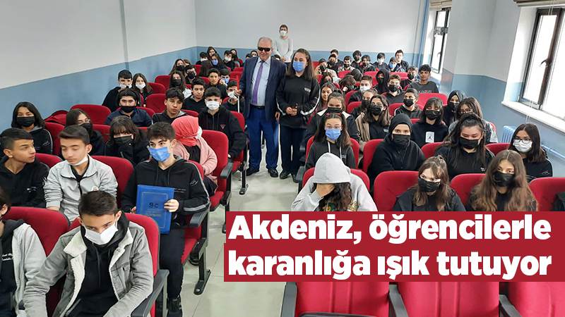 Öğrencilerle, karanlığa ışık tutuyor 