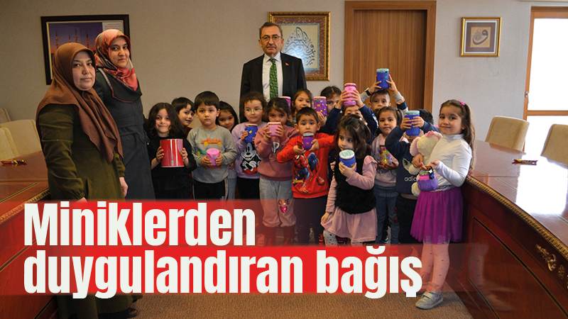 Minikler harçlıklarını depremzede çocuklara bağışladı