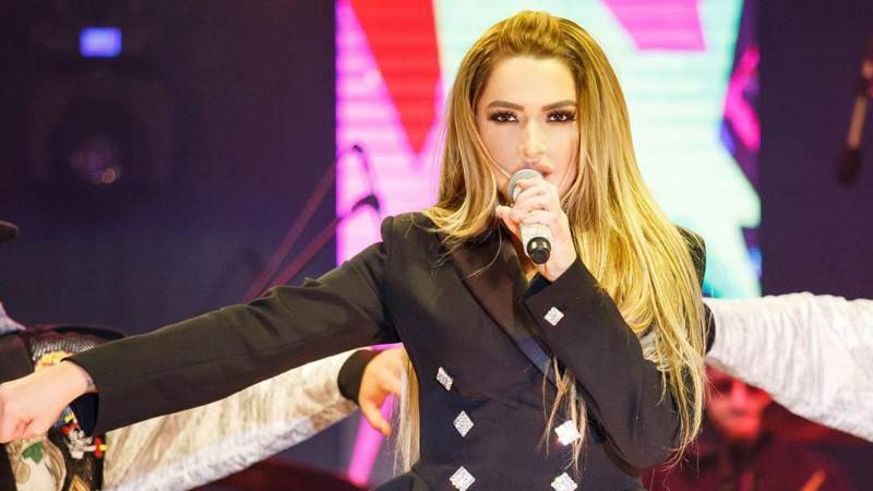 Hadise’den dikkat çeken sahne tarzı