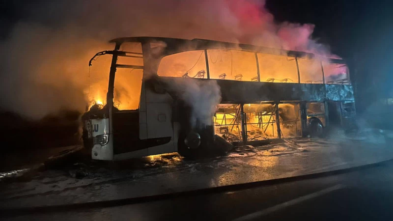 Sivas'ta seyir halindeki yolcu otobüsü yandı