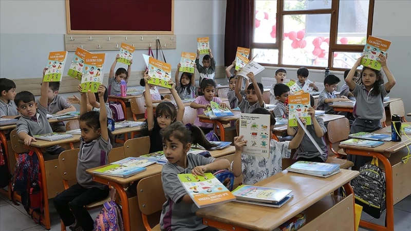 Depremden etkilenen illerdeki okullarda yeni eğitim öğretim yılı başladı