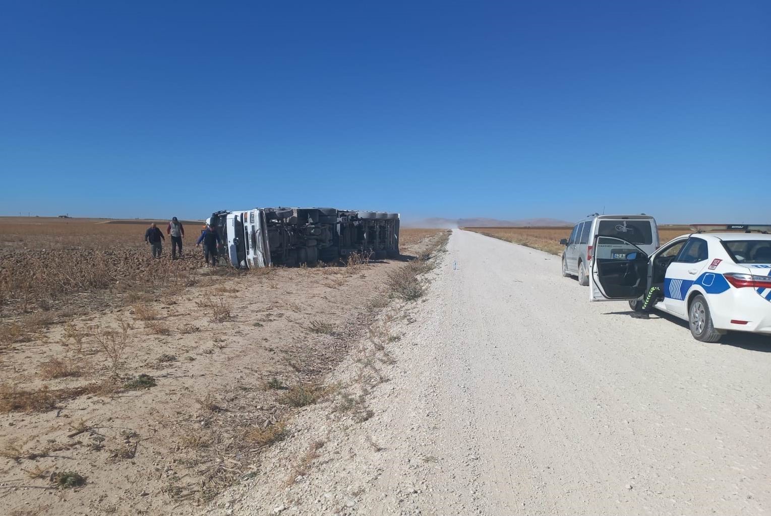 Konya'da pancar yüklü kamyon devrildi: 1 yaralı