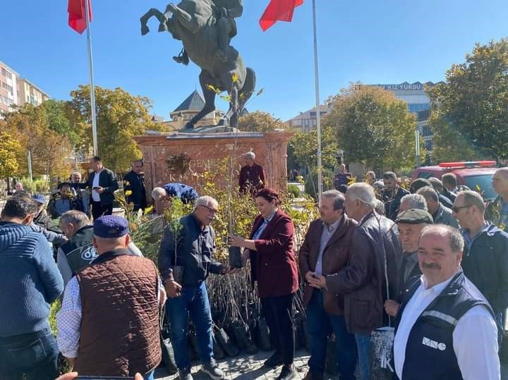 Kırşehir'de Cumhuriyetin 100. Yılı Anısına Fidan Dağıtımı Yapıldı