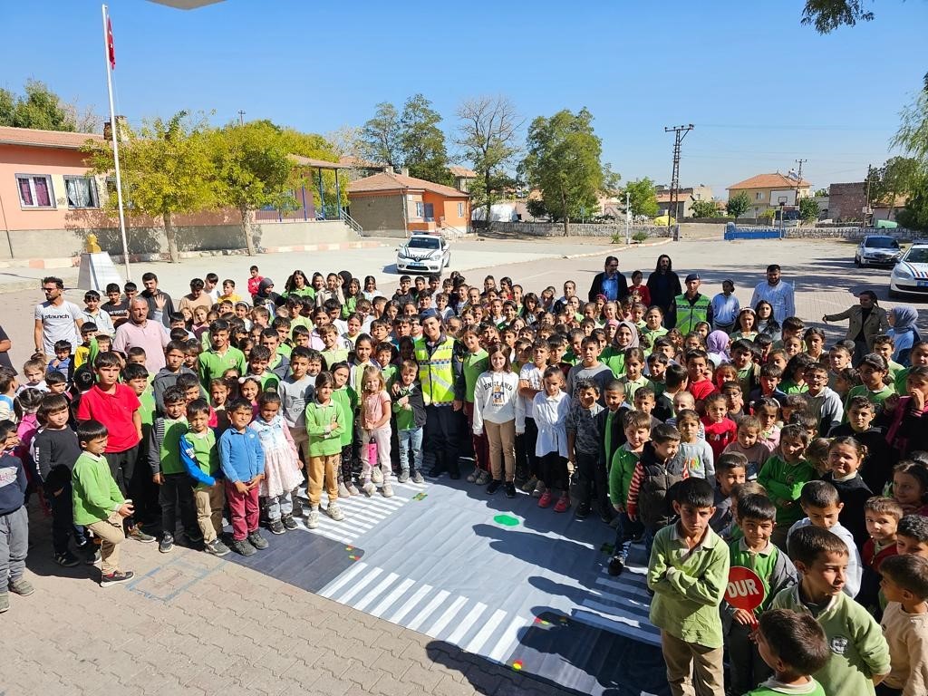 Kayseri'de Jandarma Öğrencilere Trafik Bilinci Aşıladı