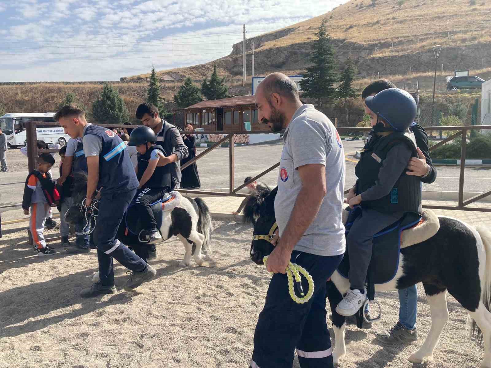 Zihinsel engelli çocuklara at ile terapi