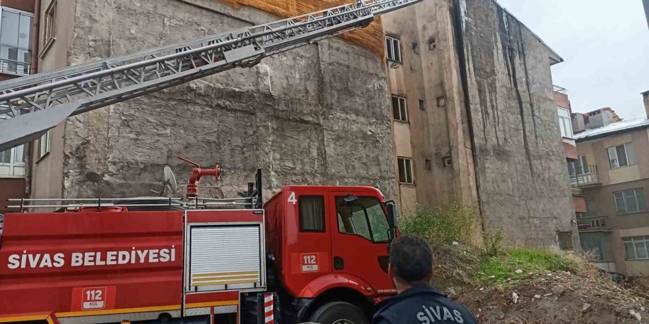 Sivas'ta ekiplerin hızlı müdahalesi yangının yayılmasını önledi