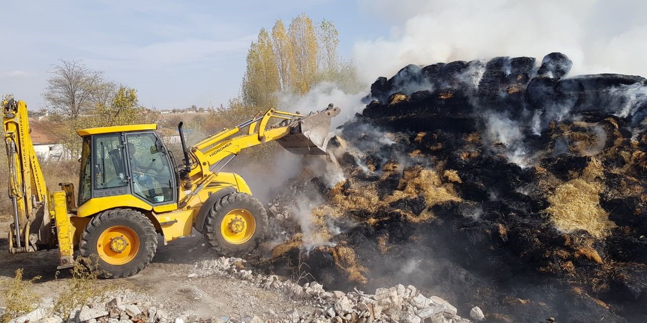 Yangında 2 bin 500 adet saman balyası kül oldu