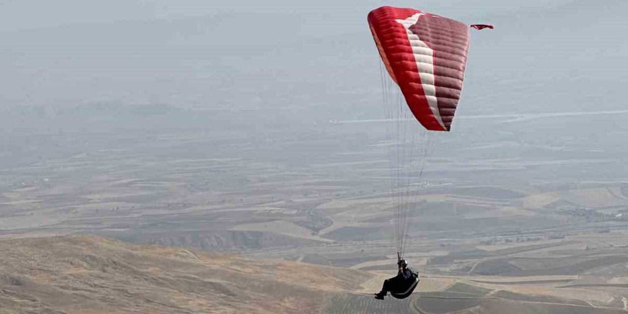 Çorum'da yamaç paraşütçüleri Cumhuriyetin 100. yılında Bayat semalarında süzüldü