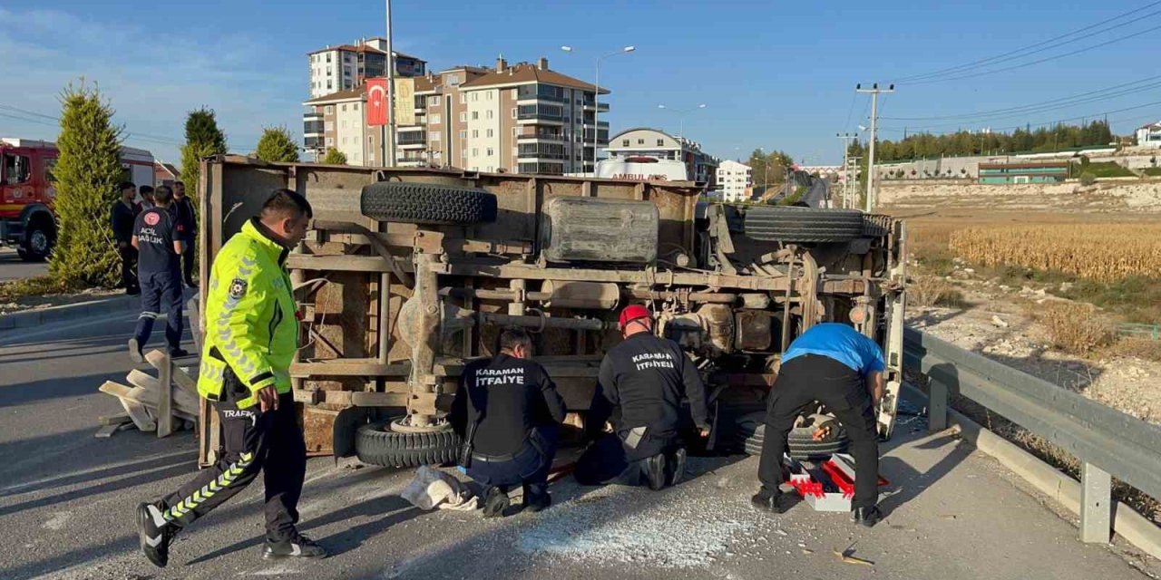 Karaman’da inşaat kalıbı yüklü kamyonet devrildi: 2 yaralı