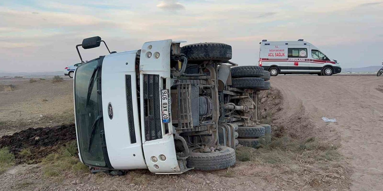 Aksaray’da kamyon şarampole devrildi: 2 yaralı