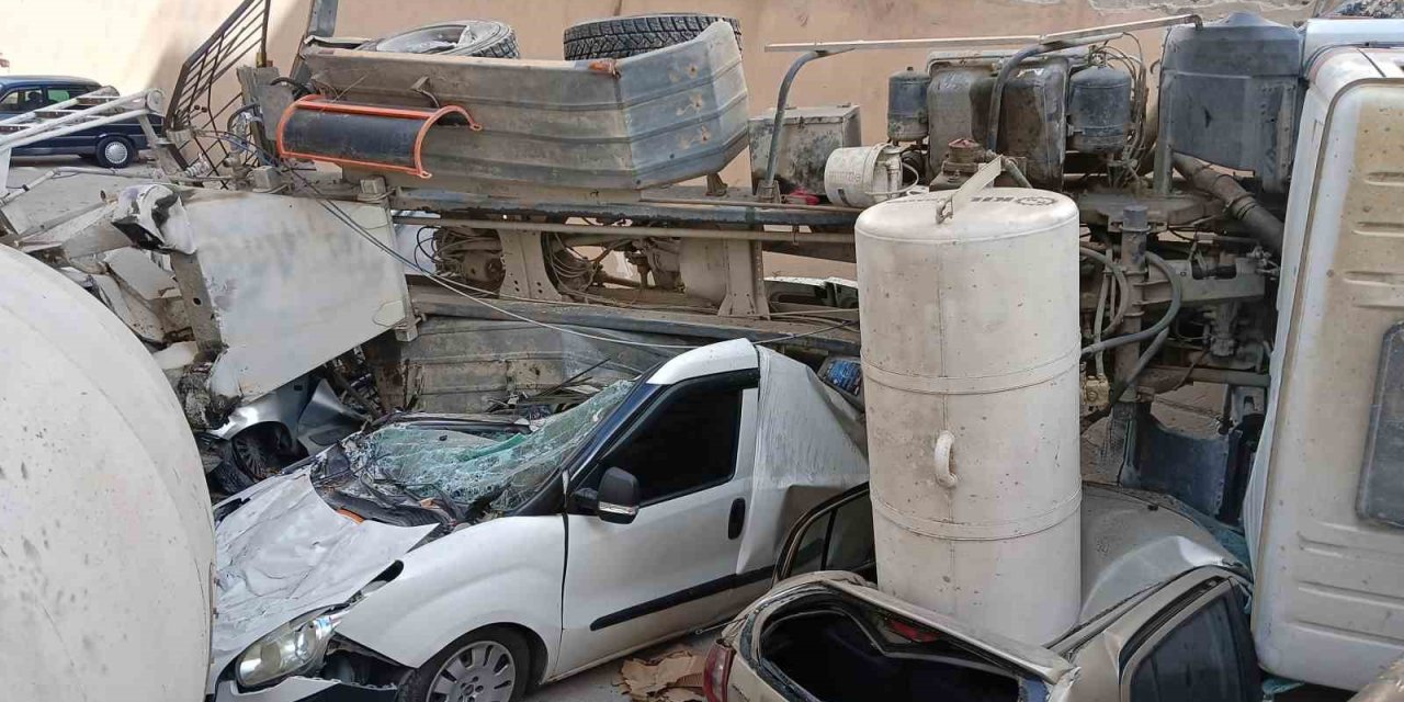 Ankara'da kontrolden çıkan beton mikseri üzerine devrildiği 3 aracı kullanılamaz hale getirdi