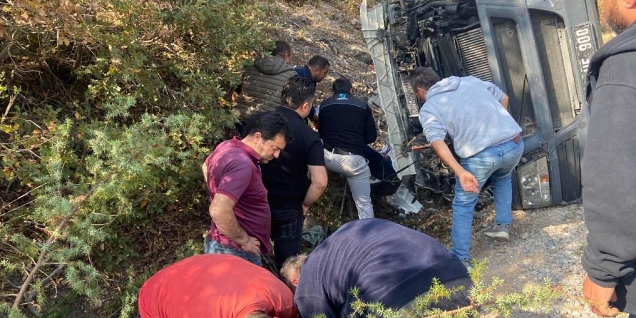 Çorum’da iş makinesi yüklü tır devrildi: 2 ölü