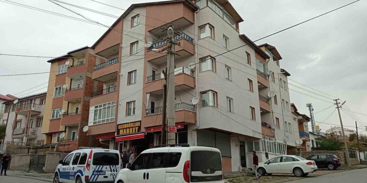 Sivas'ta 4. kattan düşen 1,5 yaşındaki bebek ağır yaralandı