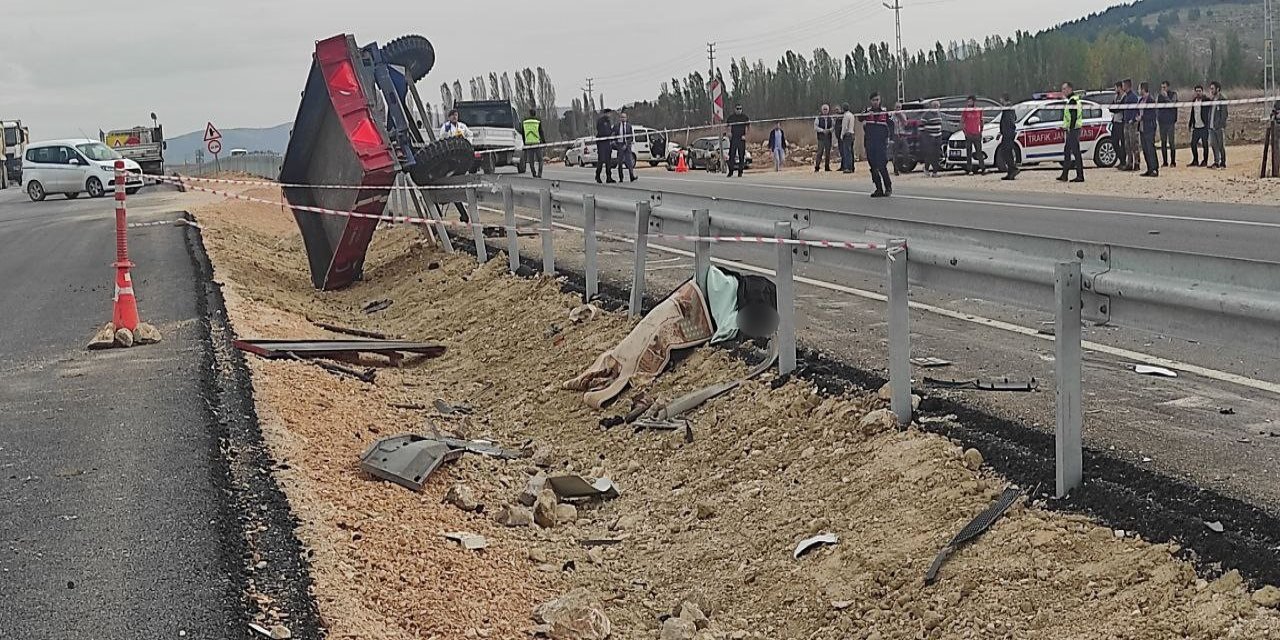 Çorum'da tır traktöre çarptı: 2 ölü, 1 yaralı