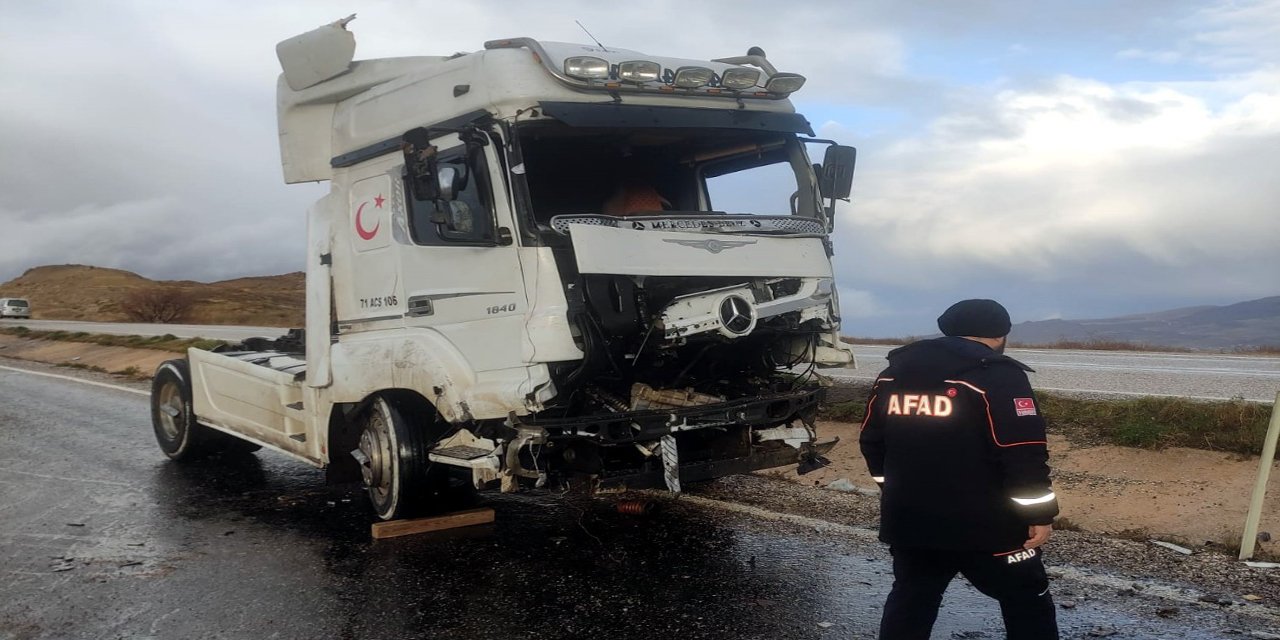 Kırıkkale'de iki tır çarpıştı