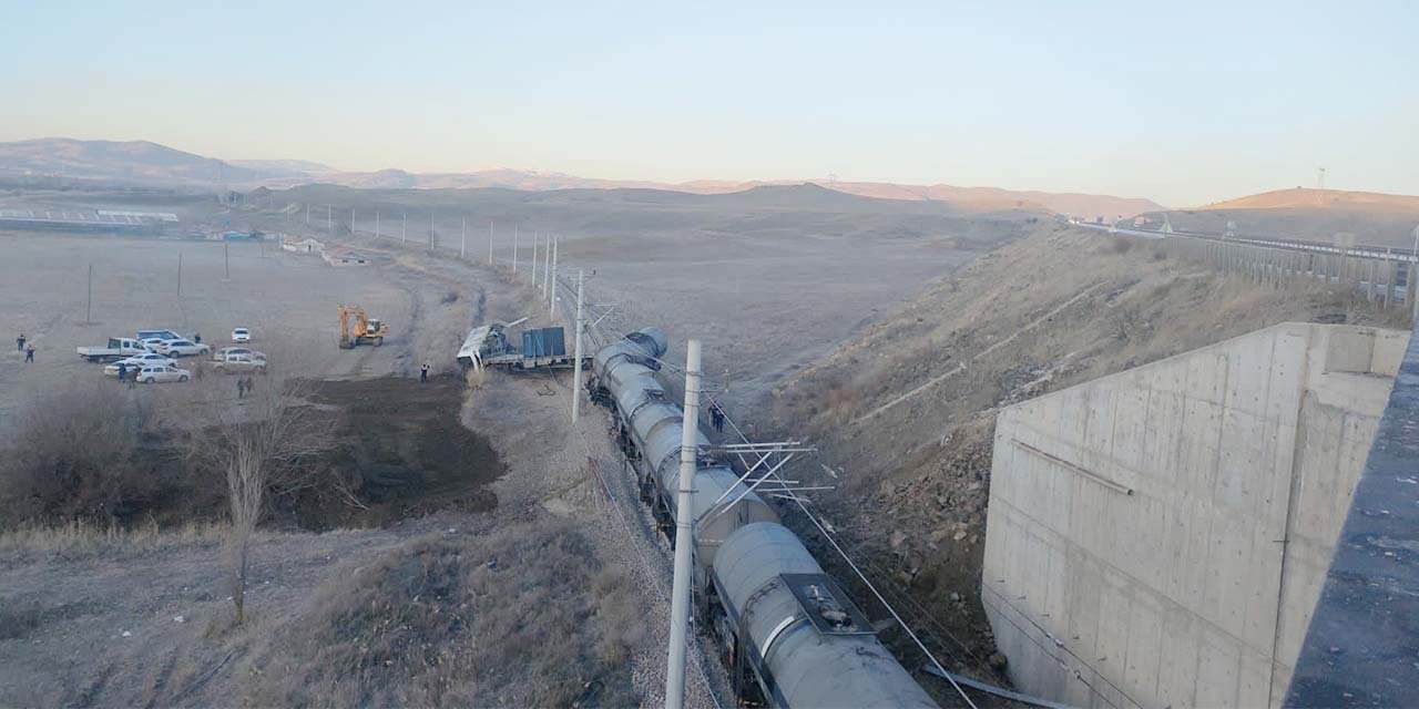 Kırıkkale’de istinat duvarı çöktü, tren raydan çıktı!