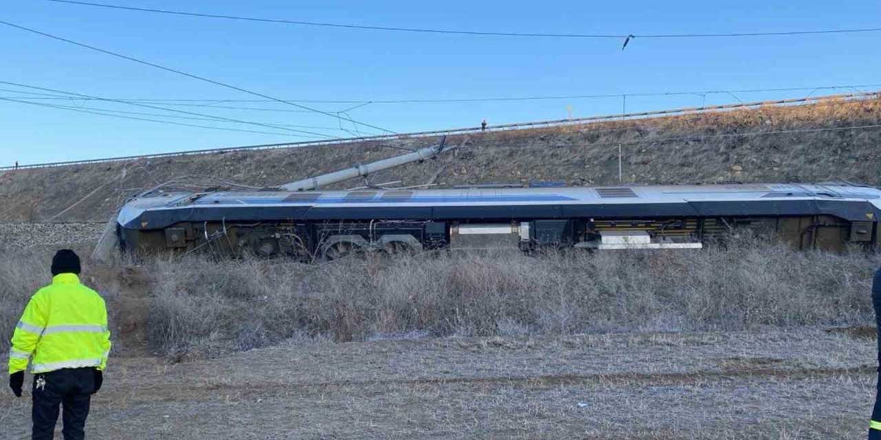 Kırıkkale’de raylara üzerine yıkılan istinat duvarına çarpan tren raydan çıktı