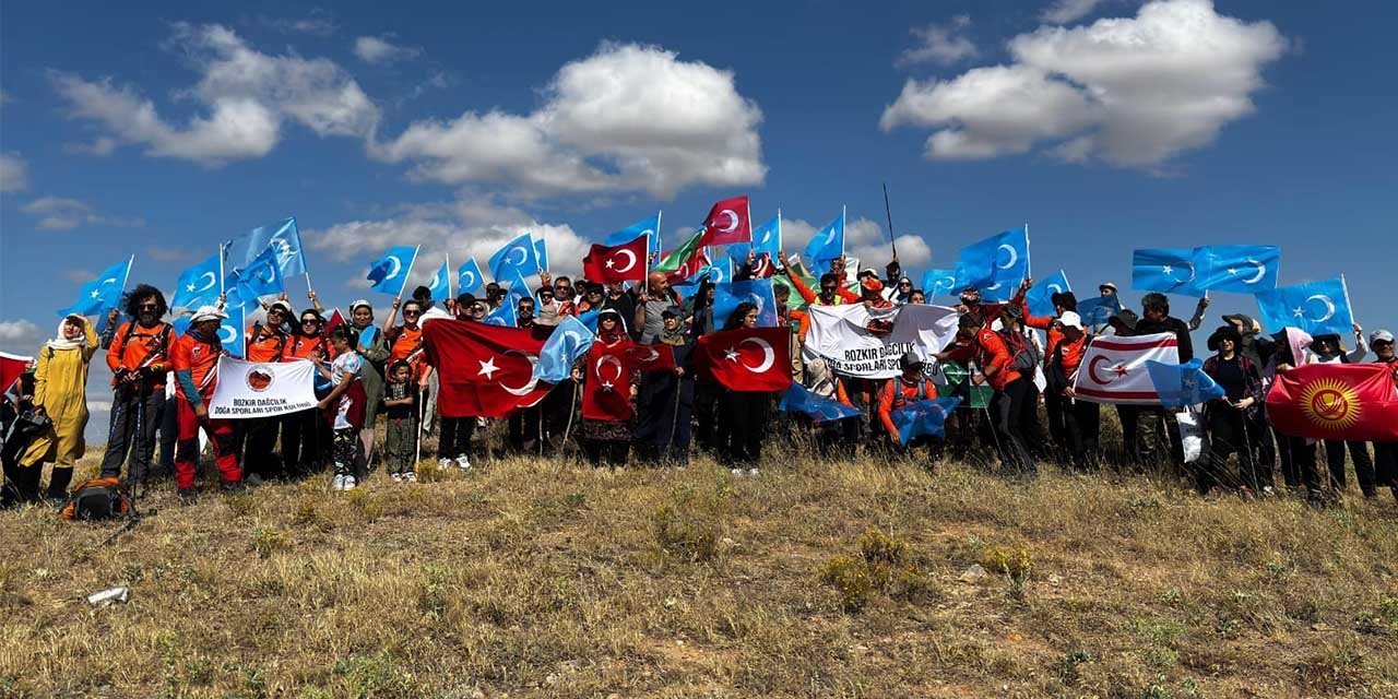 BOZDAK, Doğu Türkistan için yürüdü