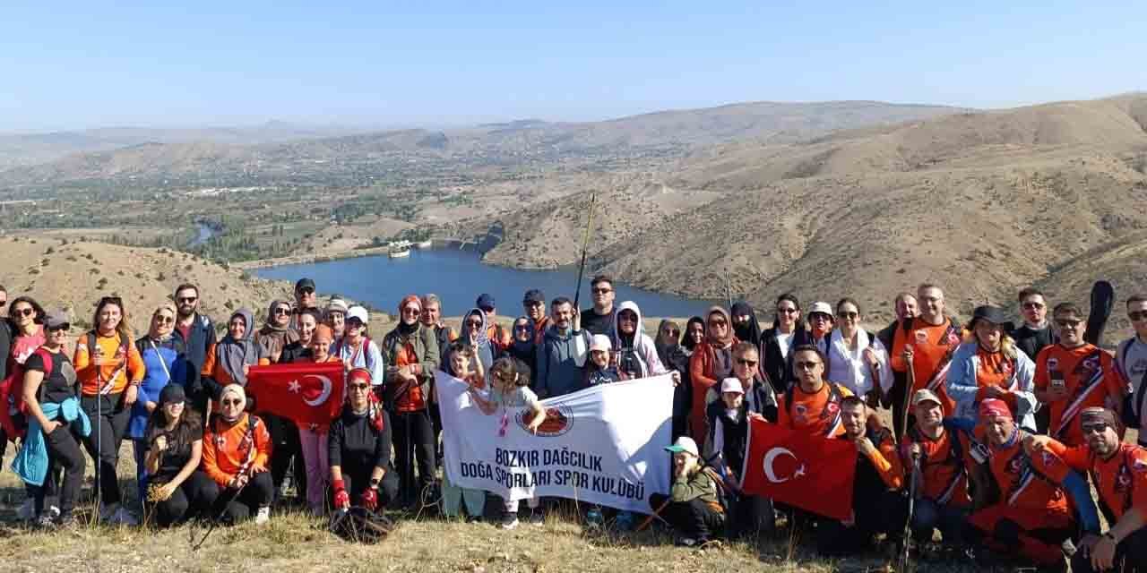 Bozkır dağcıları, günlerini yürüyerek kutladı