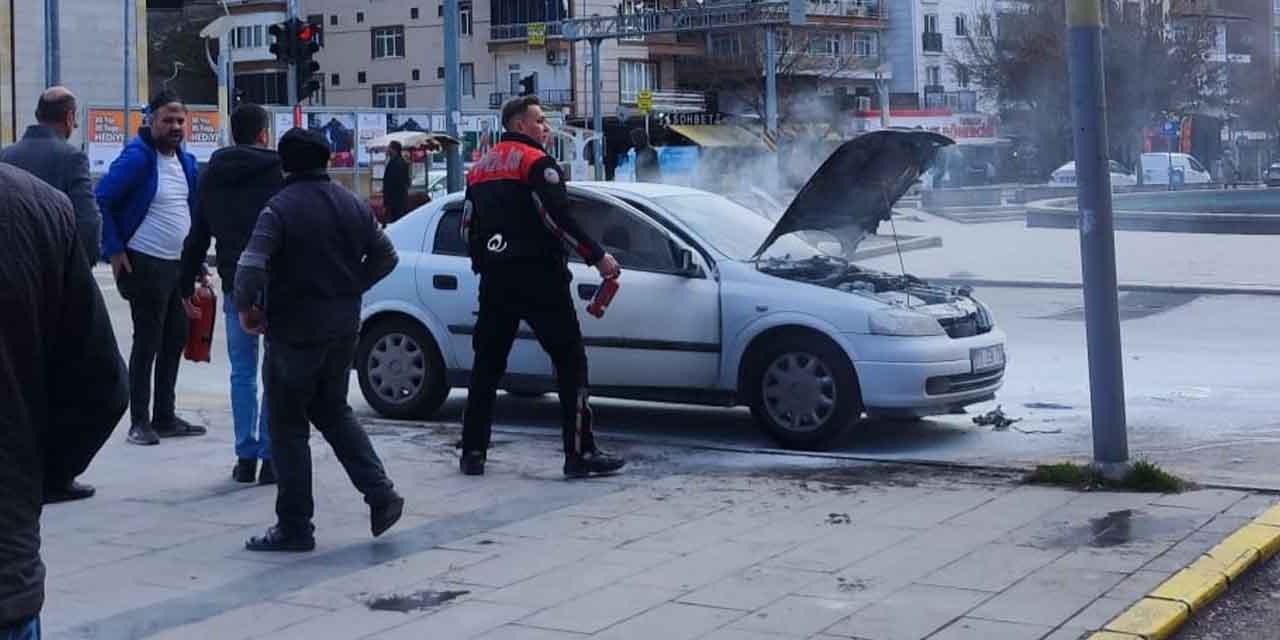 Seyir halindeki araç yandı, esnaflar söndürdü!