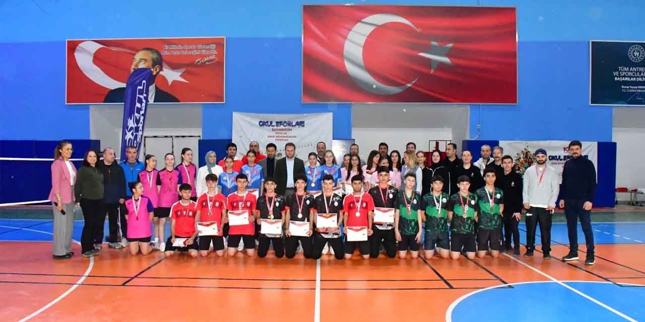 Badminton şampiyonları ödüllendirildi