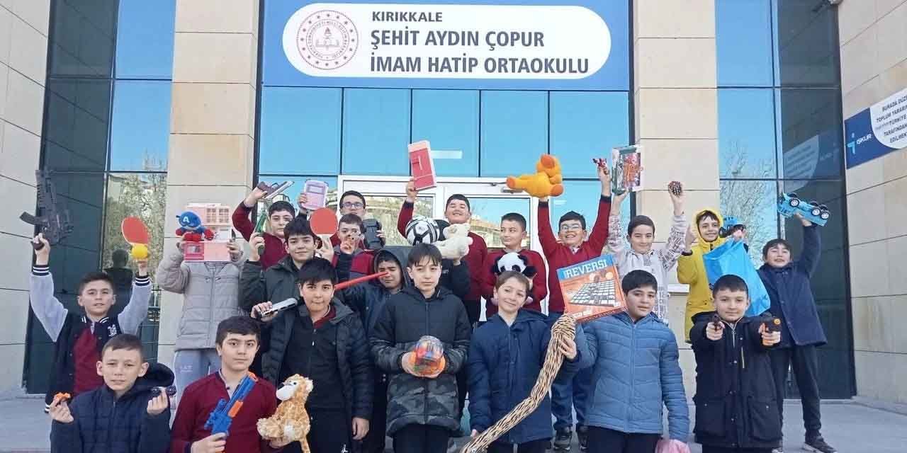 Öğrencilerden kardeşlerine oyuncak desteği