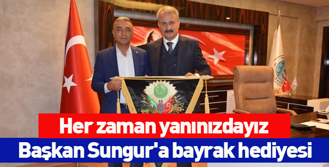 Başkan Sungur'a bayrak hediyesi