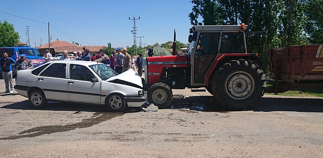 Otomobil ile traktör çarpıştı, yaralılar var