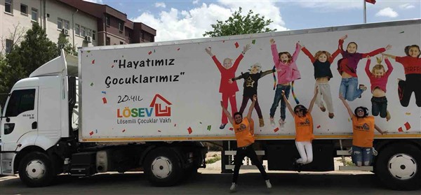 LÖSEV TIR’ı mutluluk dağıttı