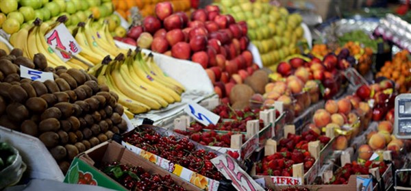 Rengarenk meyveler tezgahları süslüyor