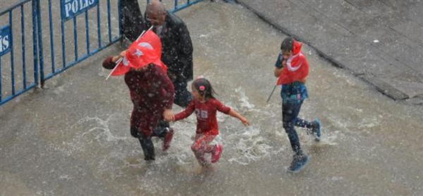 Miting Alanında Sağanağa Yakalandılar