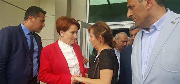 Akşener, kaza yapanları ziyaret etti