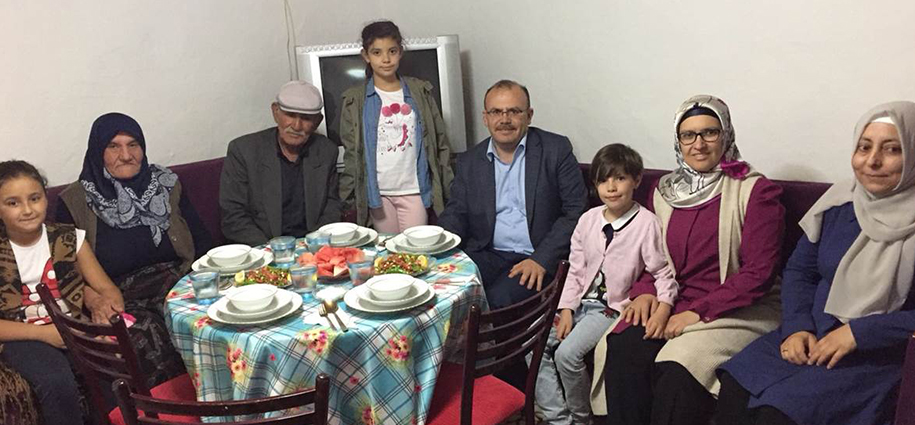 Kaymakam şehit ailesiyle iftar yaptı