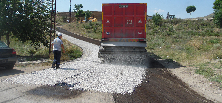 Karakeçili’de yollar asfaltlanıyor