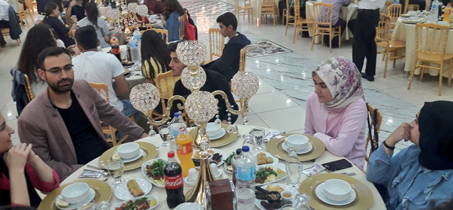 Gençler iftarda bir araya geldi