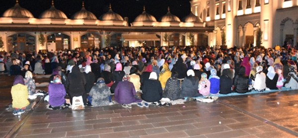 Kadir Gecesi'nde Cemaat Yağmur Altında Namaz Kıldı