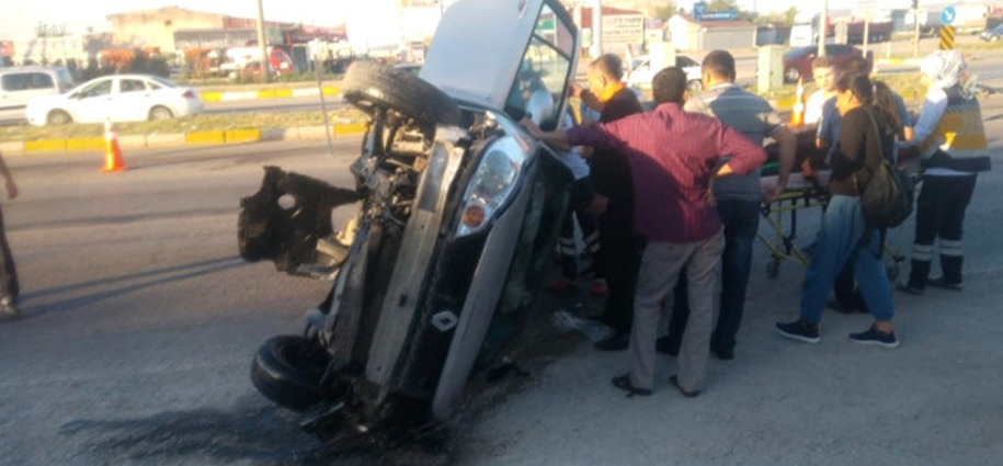 Otomobil, Trafik Levhalarına Çarptı. 5 Yaralı