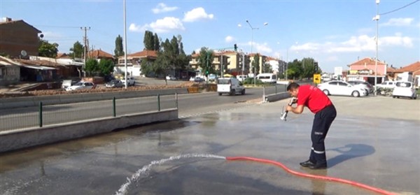 İtfaiye Erinin Hortumla Dansı Sosyal Medyada Rekor Kırdı