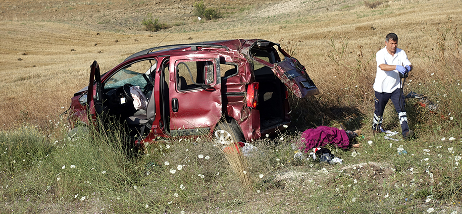 Hafif Ticari Araç Devrildi: 1 Ölü, 4 Yaralı