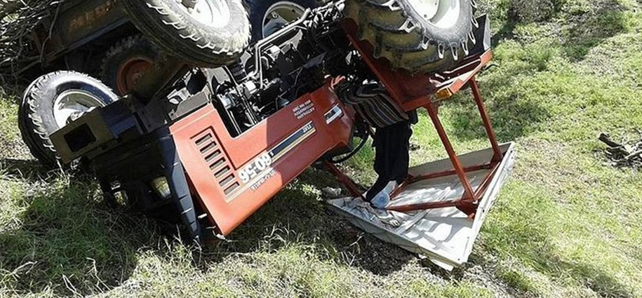 Devrilen Traktörün Altında Kalan Sürücü Öldü