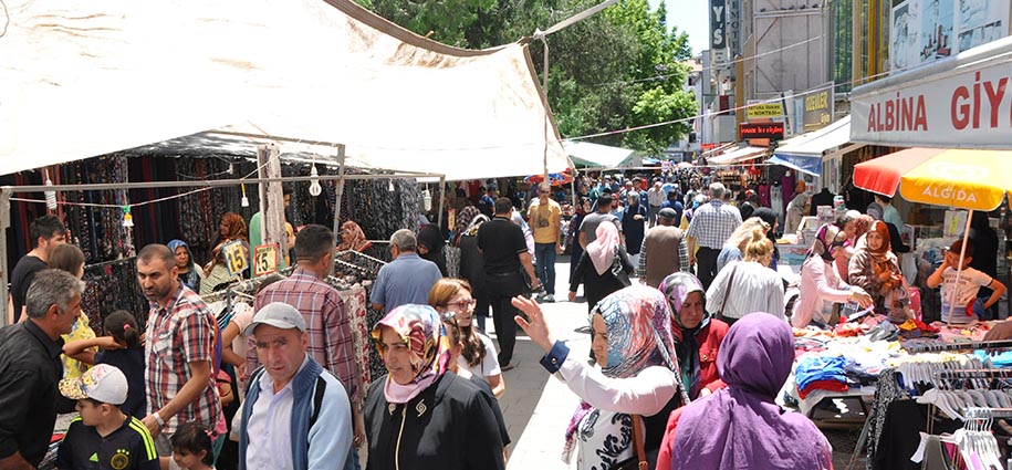 Çarşı-pazarda bayram telaşı