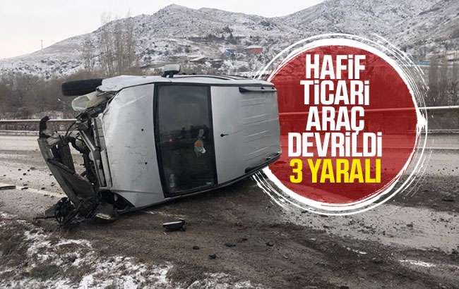 Hafif ticari araç devrildi, 3 yaralı