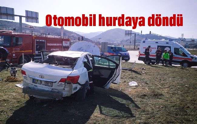 Tır, otomobili metrelerce sürükledi